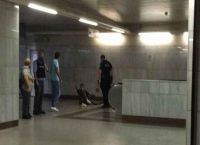Αστυνομικός Ομόνοια: Έδινε κλωτσιές σε άντρα με πατερίτσες μέσα στο μετρό