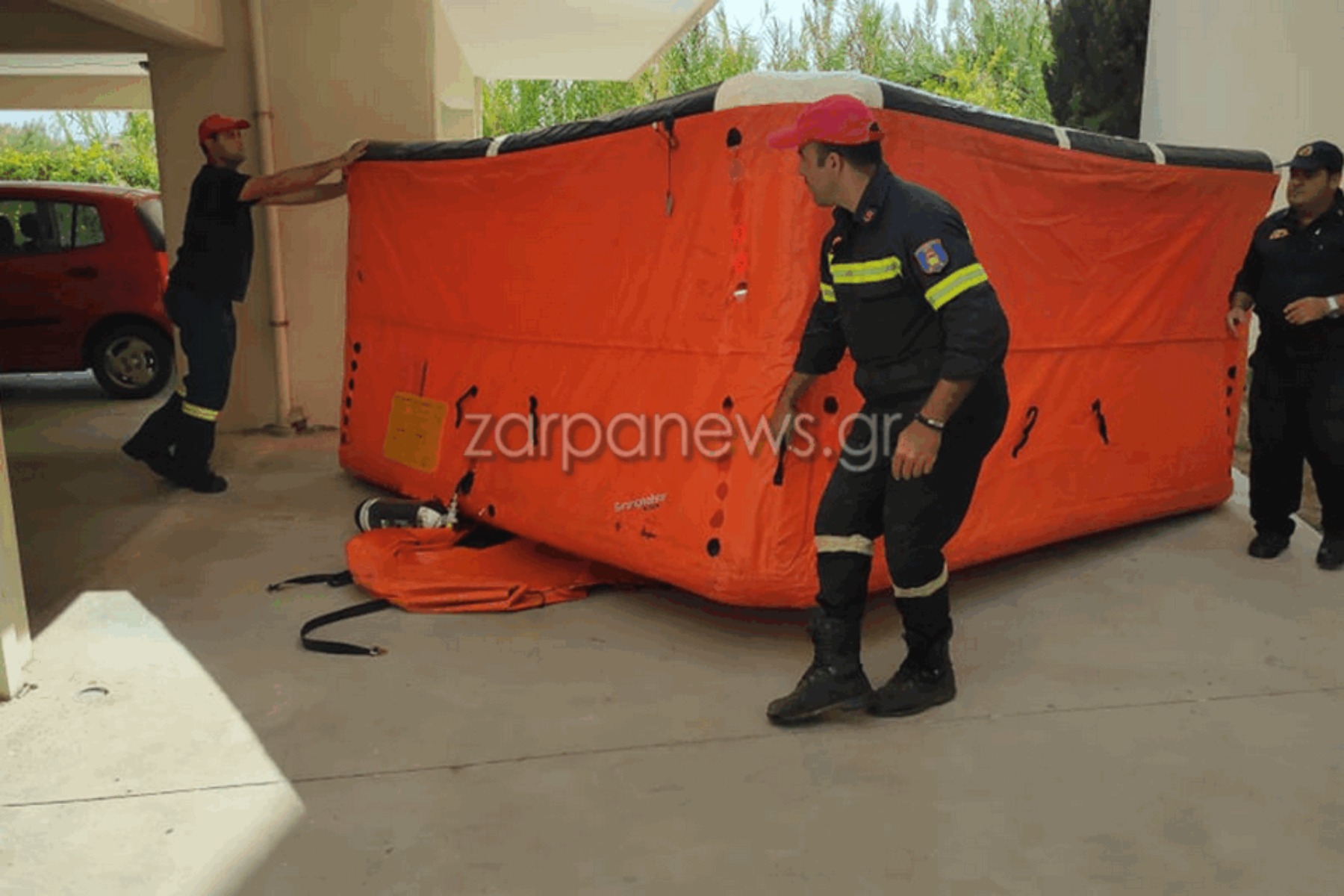 Απειλεί να αυτοκτονήσει Χανιά: Γυναίκα θέλει να πέσει από μπαλκόνι ή να βάλει φωτιά στο σπίτι της