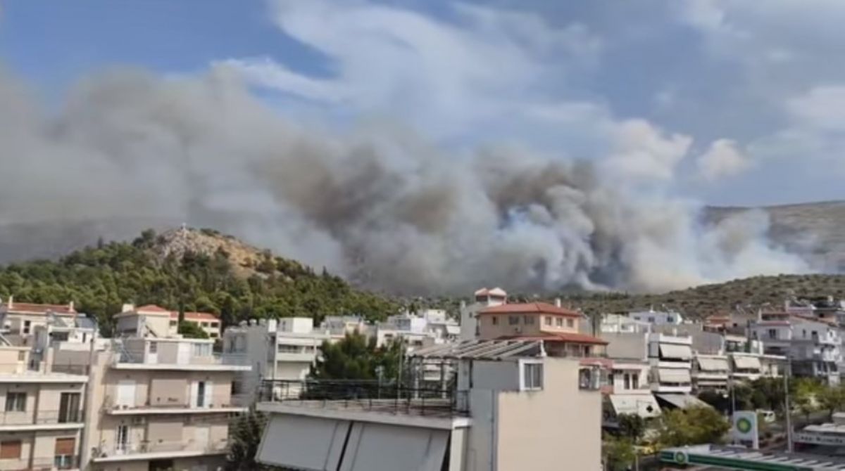 Φωτιά τώρα στον Καρέα: Που διακόπηκε η κυκλοφορία