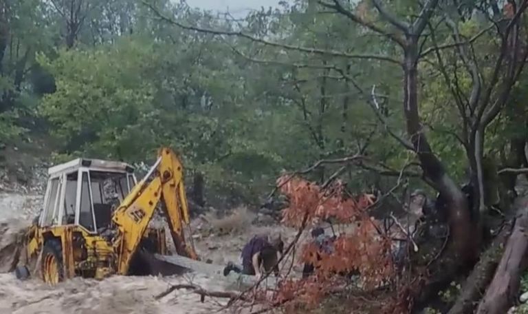Άνθρωπος κρατιέται από κορμό δέντρου για να γλιτώσει από ορμητικό χείμαρρο στα Τρίκαλα [vid]