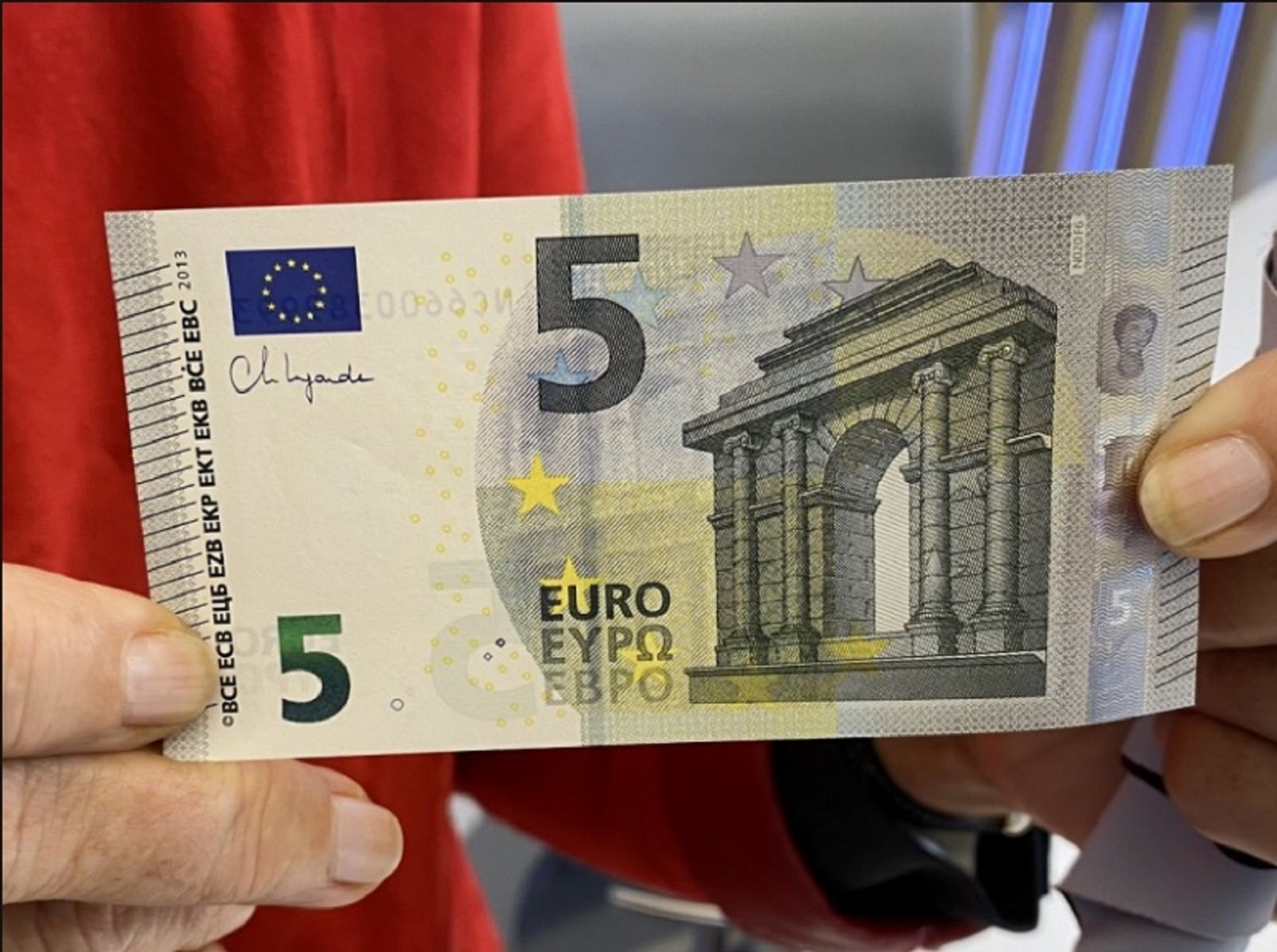 Τα χαρτονομίσματα των 5 ευρώ αλλάζουν – Έτσι θα είναι τα νέα
