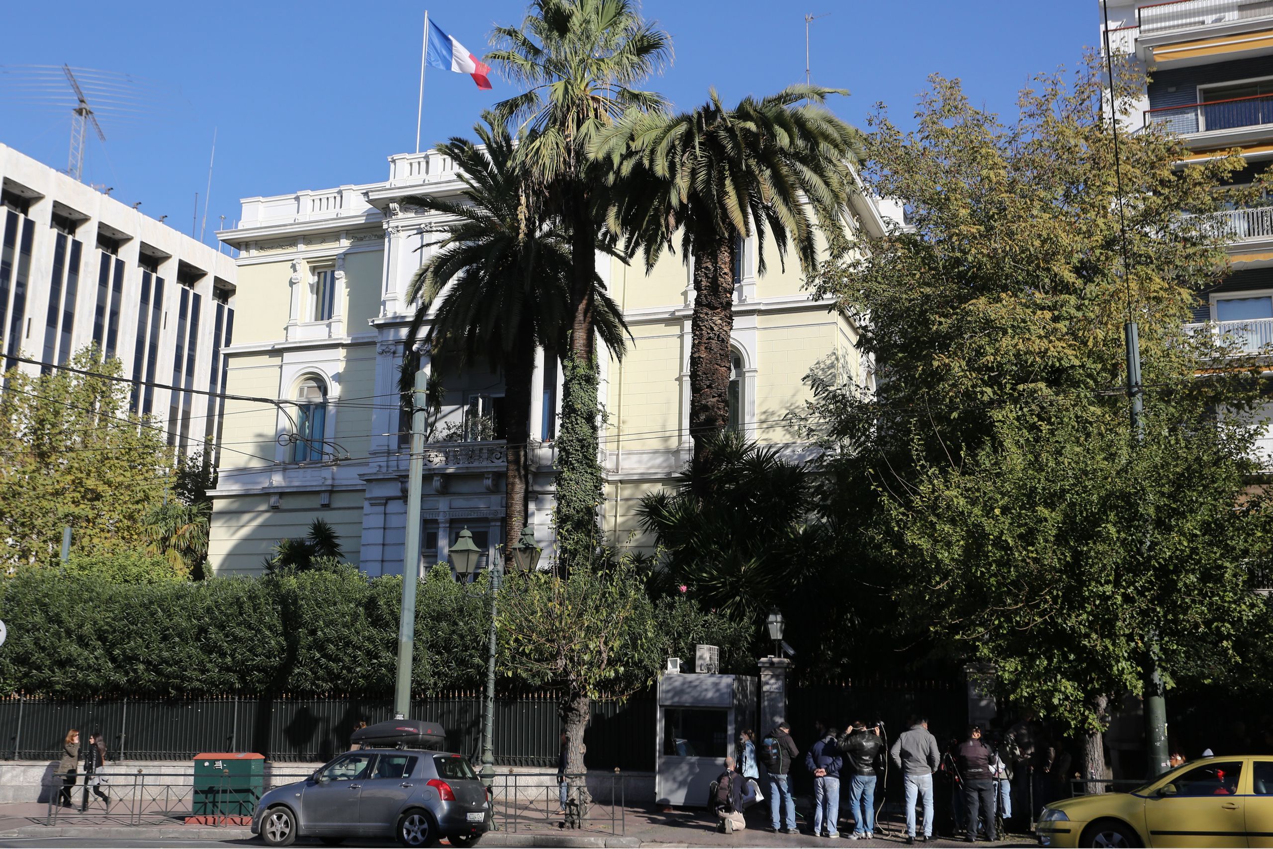 Τρομοκρατικές επιθέσεις στη Γαλλία: «Θωρακίζονται» οι γαλλικοί στόχοι στην Ελλάδα