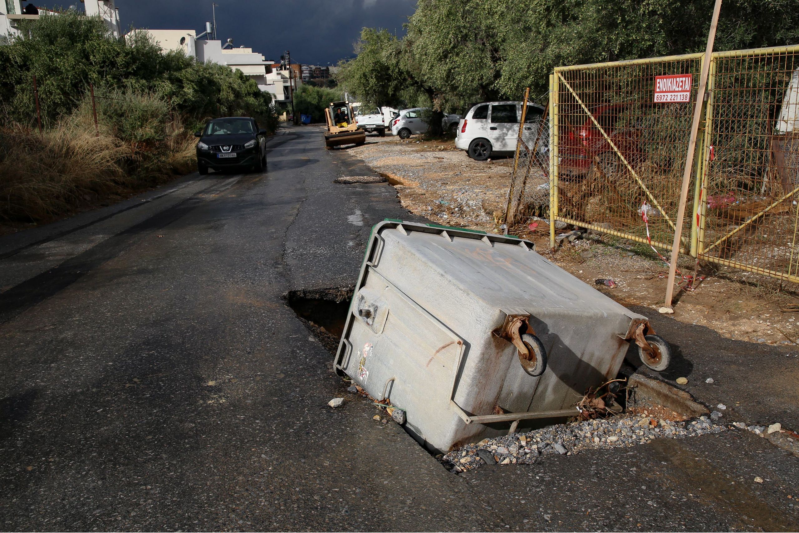 Ηράκλειο πλημμύρες: Ποτάμια έγιναν οι δρόμοι – Εγκλωβισμένοι οι οδηγοί