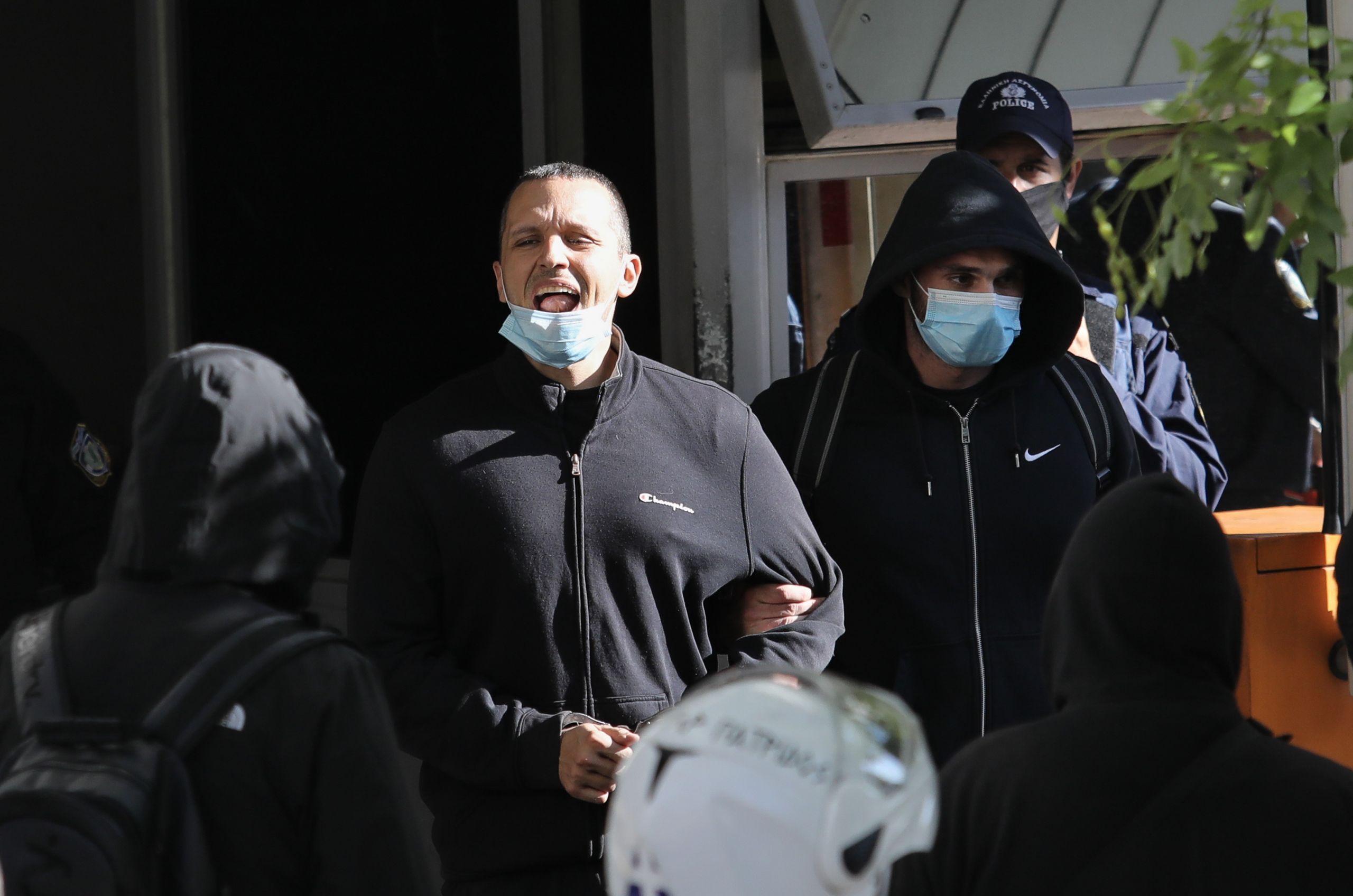 Χρυσή Αυγή: Βρισιές και απειλές από τον Κασιδιάρη – Συνεχίζονται οι μεταγωγές