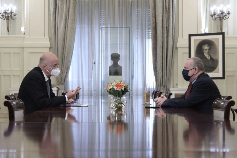 Κατρούγκαλος σε Δένδια: «Θετική η παραπομπή στη Χάγη»