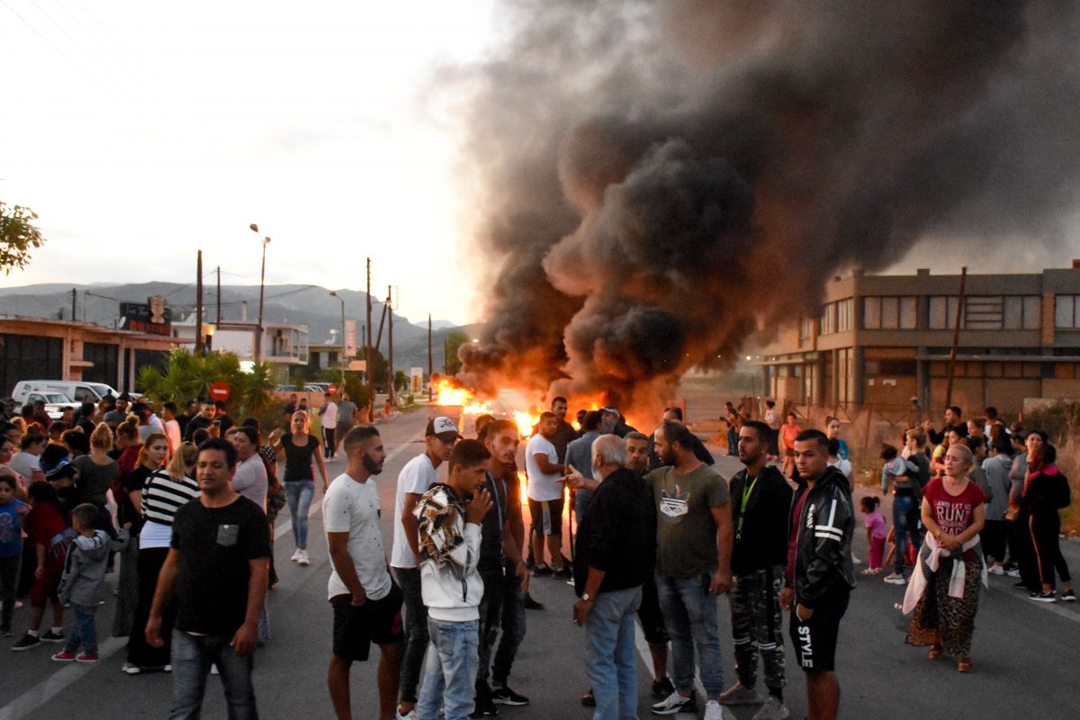 Δολοφονία 18χρονου Ρομά: Σοβαρά επεισόδια με φωτιές και μπλόκα – Αποκλεισμένοι δρόμοι σε πέντε νομούς