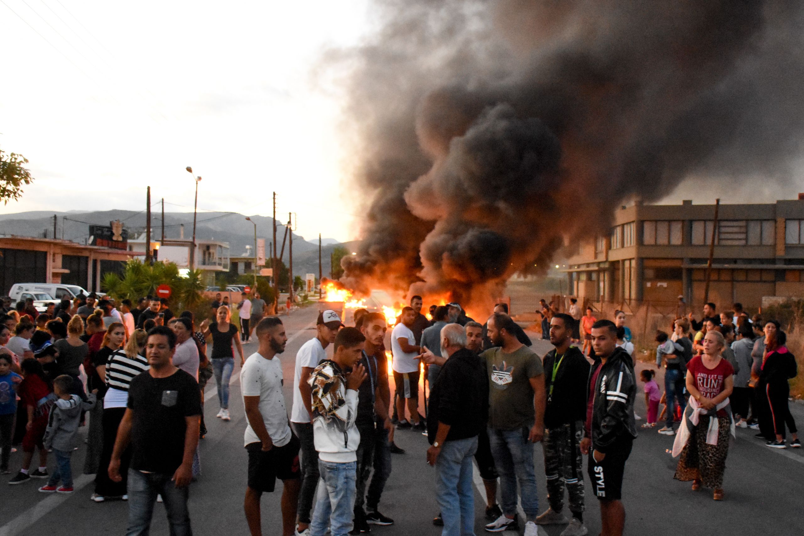 Δολοφονία 18χρονου Ρομά: Σοβαρά επεισόδια με φωτιές και μπλόκα – Αποκλεισμένοι δρόμοι σε πέντε νομούς