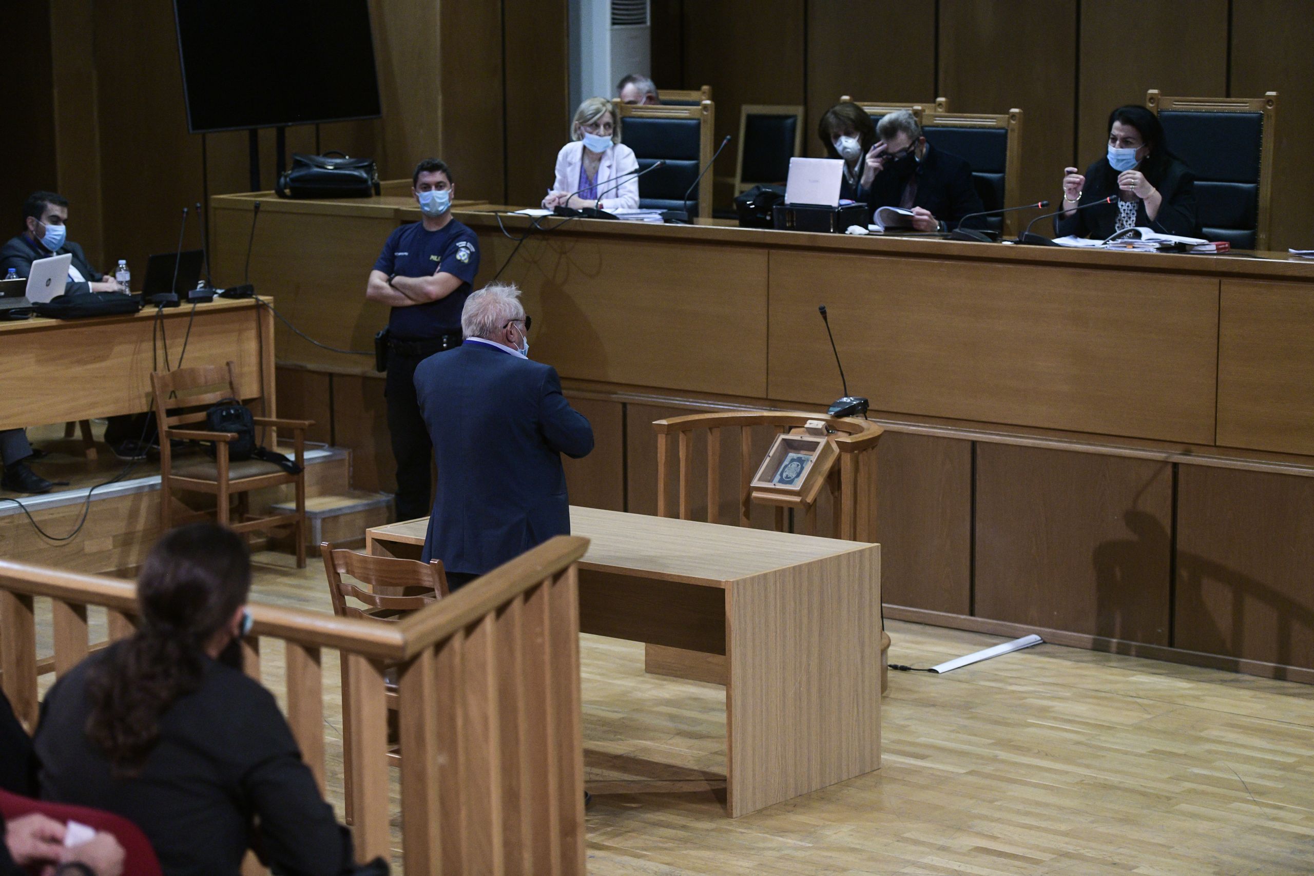 Ποινές Χρυσή Αυγή: Με «επιστράτευση» φίλων και συγγενών ζητούν αναστολές οι χρυσαυγίτες – Αύριο η συνέχεια