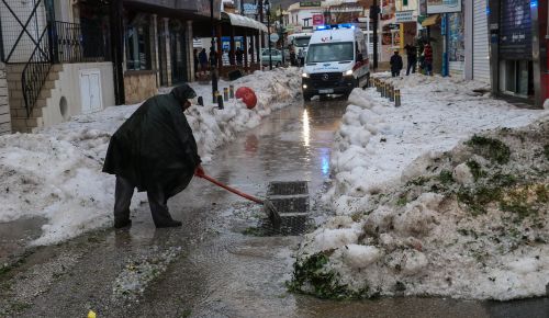 Κακοκαιρία Κρήτη: Εικόνες από τη χαλαζόπτωση – Έπεσαν 3800 κεραυνοί σε λίγες ώρες