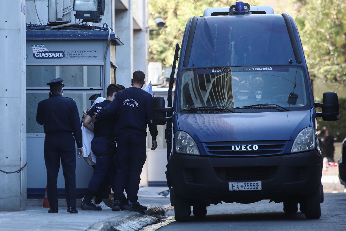 Χρυσή Αυγή: Ξεκίνησε η μεταγωγή των καταδικασθέντων στις φυλακές – Πού θα πάει το διευθυντήριο