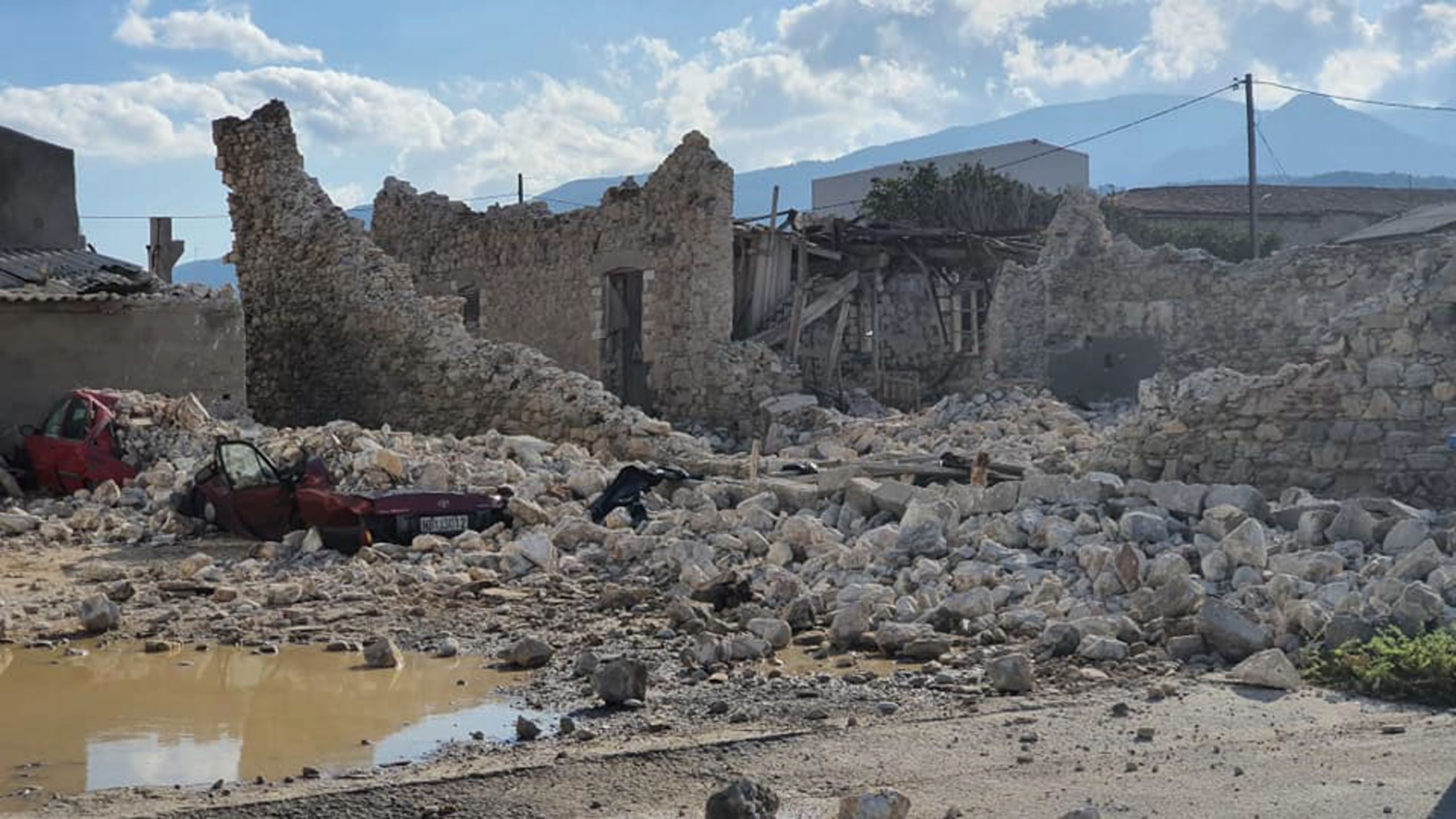Σεισμός στη Σάμο: Καταρρεύσεις κτιρίων στο Καρλόβασι και το Βαθύ
