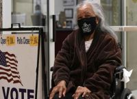 Αμερικανικές εκλογές: Γυναίκα 94 ετών ταξίδεψε πάνω από 1.000 χιλιόμετρα για να ψηφίσει Αμερικανικές εκλογές: Γυναίκα 94 ετών ταξίδεψε πάνω από 1.000 χιλιόμετρα για να ψηφίσει