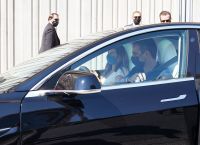 Με Tesla στο Μουσείο Σύγχρονης Τέχνης ο Μητσοτάκης Με Tesla στο Μουσείο Σύγχρονης Τέχνης ο Μητσοτάκης