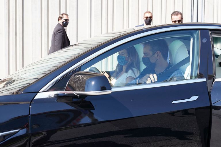 Με Tesla στο Μουσείο Σύγχρονης Τέχνης ο Μητσοτάκης