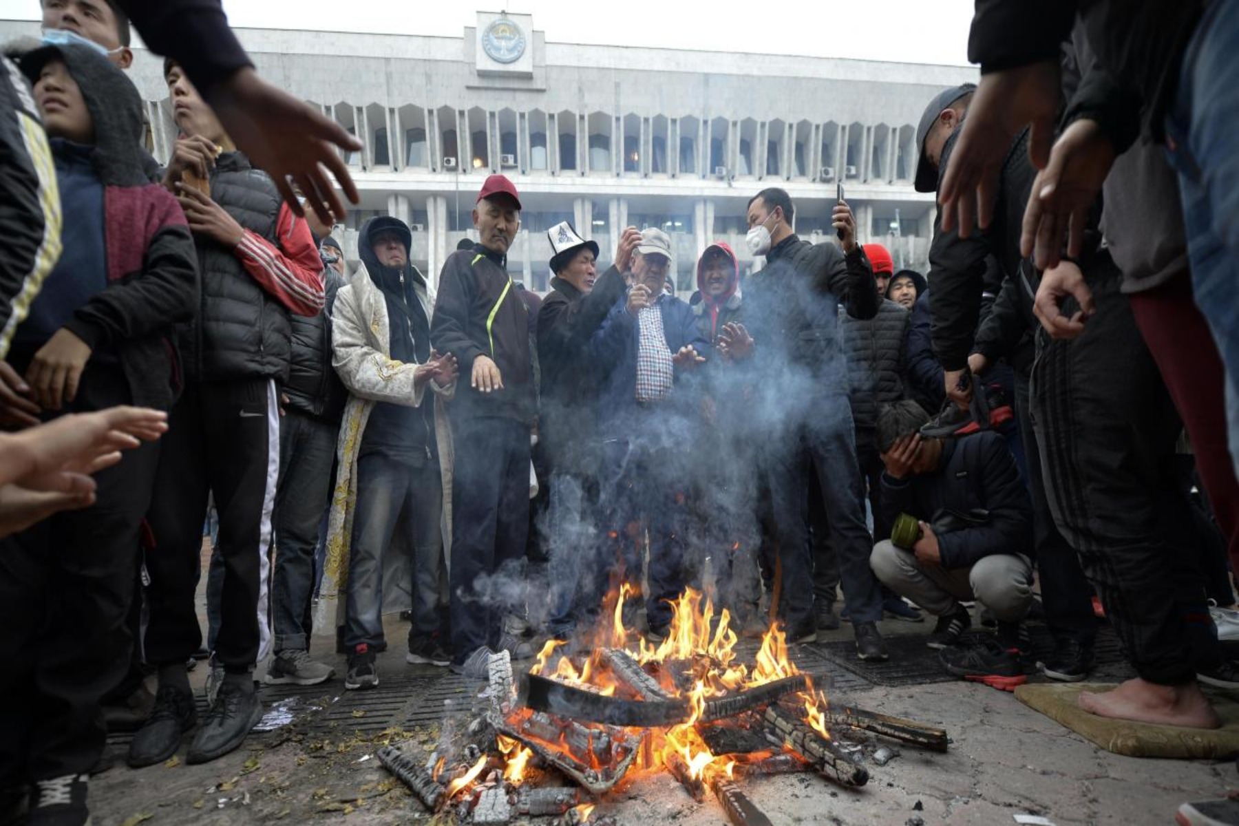 Κιργιστάν διαδηλώσεις: Σφοδρές συγκρούσεις διαδηλωτών με την Αστυνομία μετά τις εκλογές