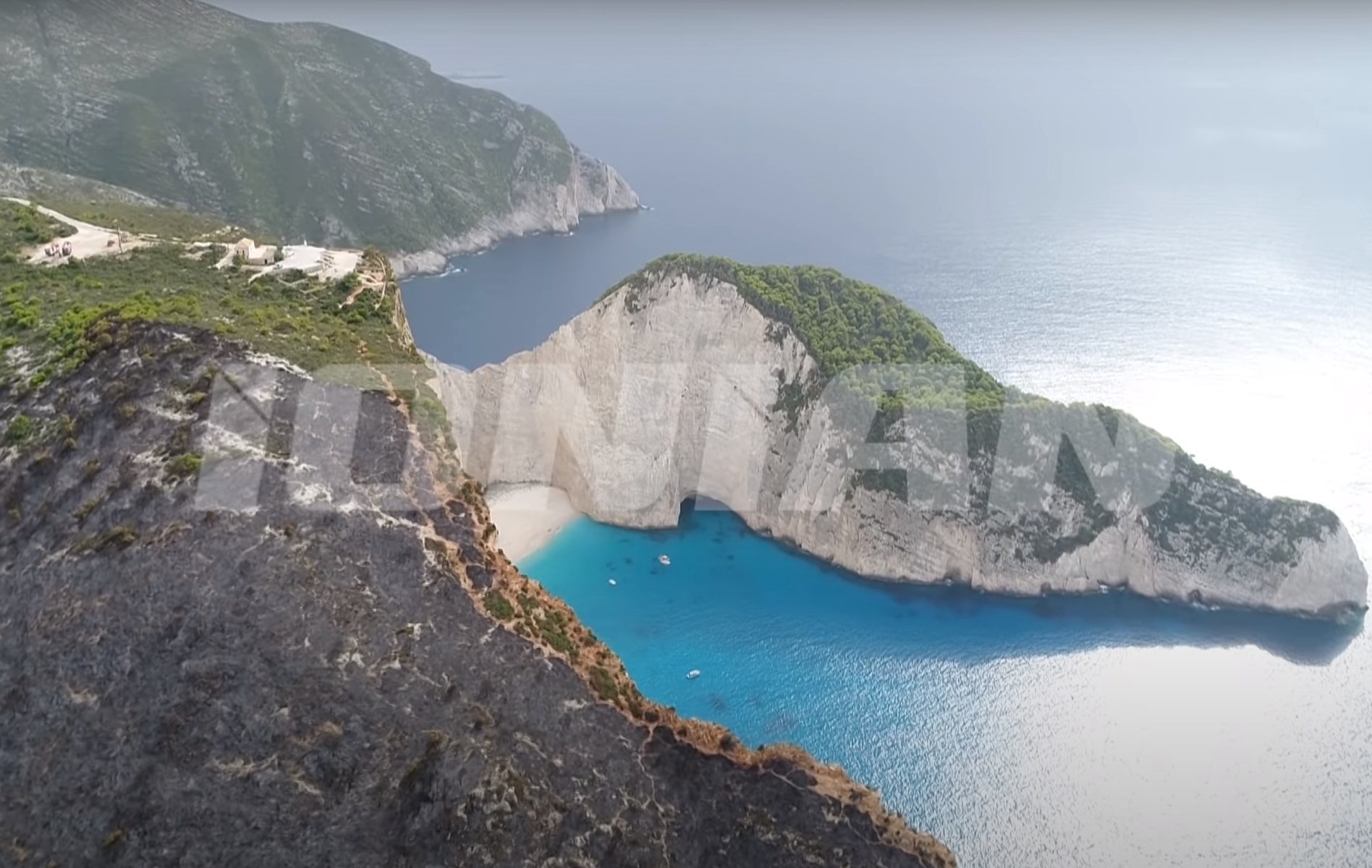 Κάηκε το δάσος πάνω από τη διάσημη παραλία Ναυάγιο