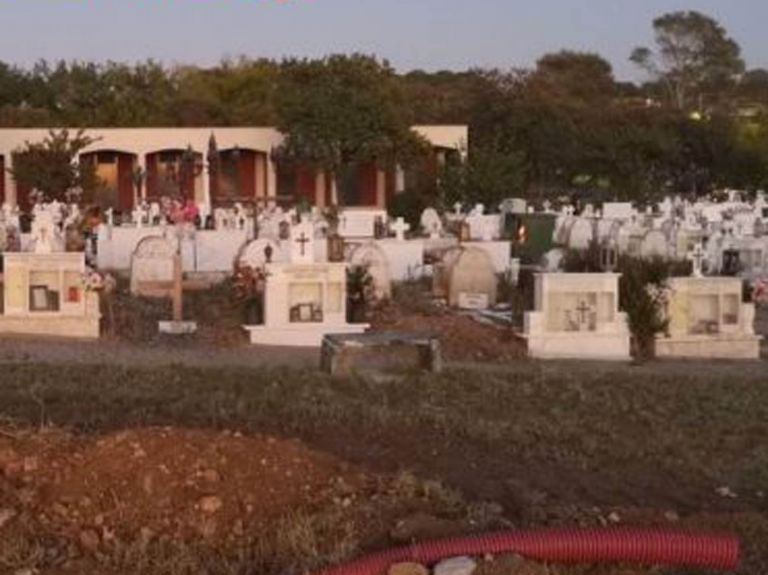 Σκάβουν νέους τάφους στη Θεσσαλονίκη για τον κορωνοϊό [pics]