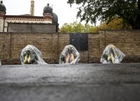 Γερμανία: Ζωγράφισαν αγκυλωτούς σταυρούς πάνω σε γκράφιτι για τα θύματα στο Χάλε Γερμανία: Ζωγράφισαν αγκυλωτούς σταυρούς πάνω σε γκράφιτι για τα θύματα στο Χάλε