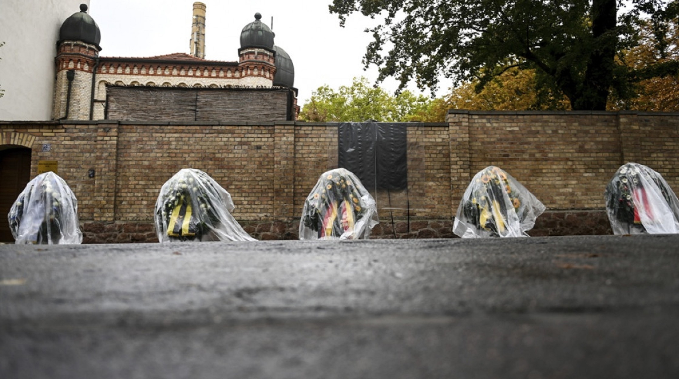 Γερμανία: Ζωγράφισαν αγκυλωτούς σταυρούς πάνω σε γκράφιτι για τα θύματα στο Χάλε