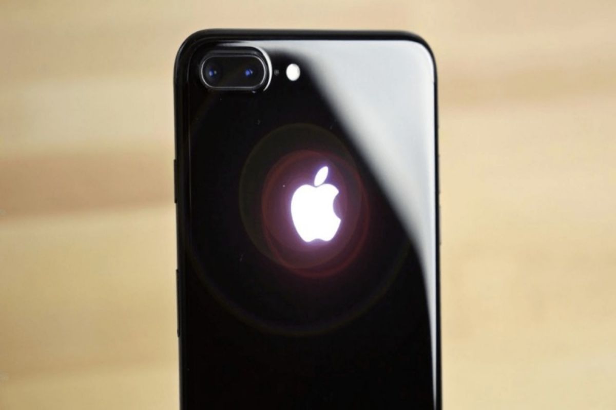 Iphone: Πώς να φωτίσετε το μήλο στη πίσω όψη του κινητού