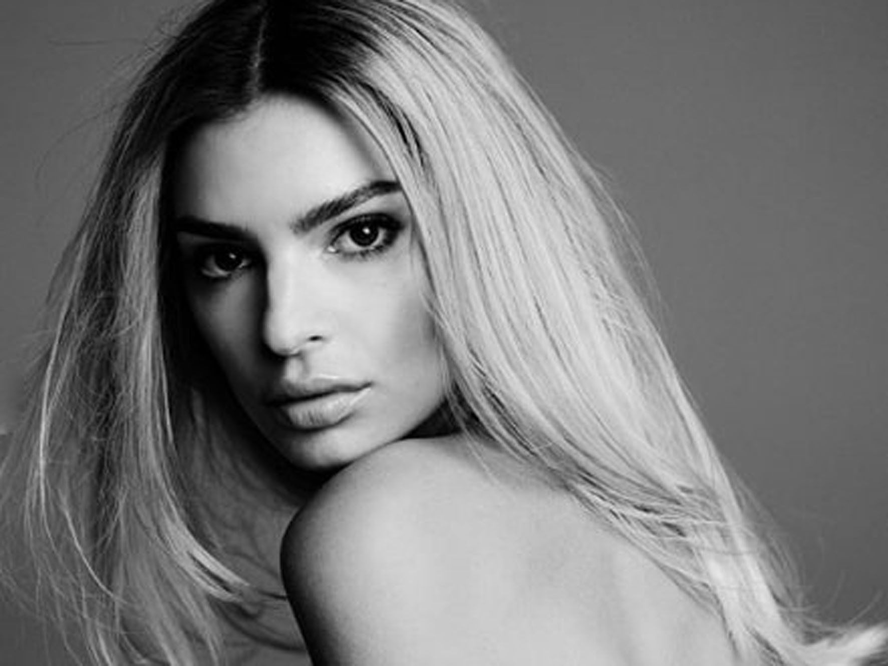 Έμιλι Ραταϊκόφσκι Instagram: Σαγηνευτική στη φωτογράφισή της