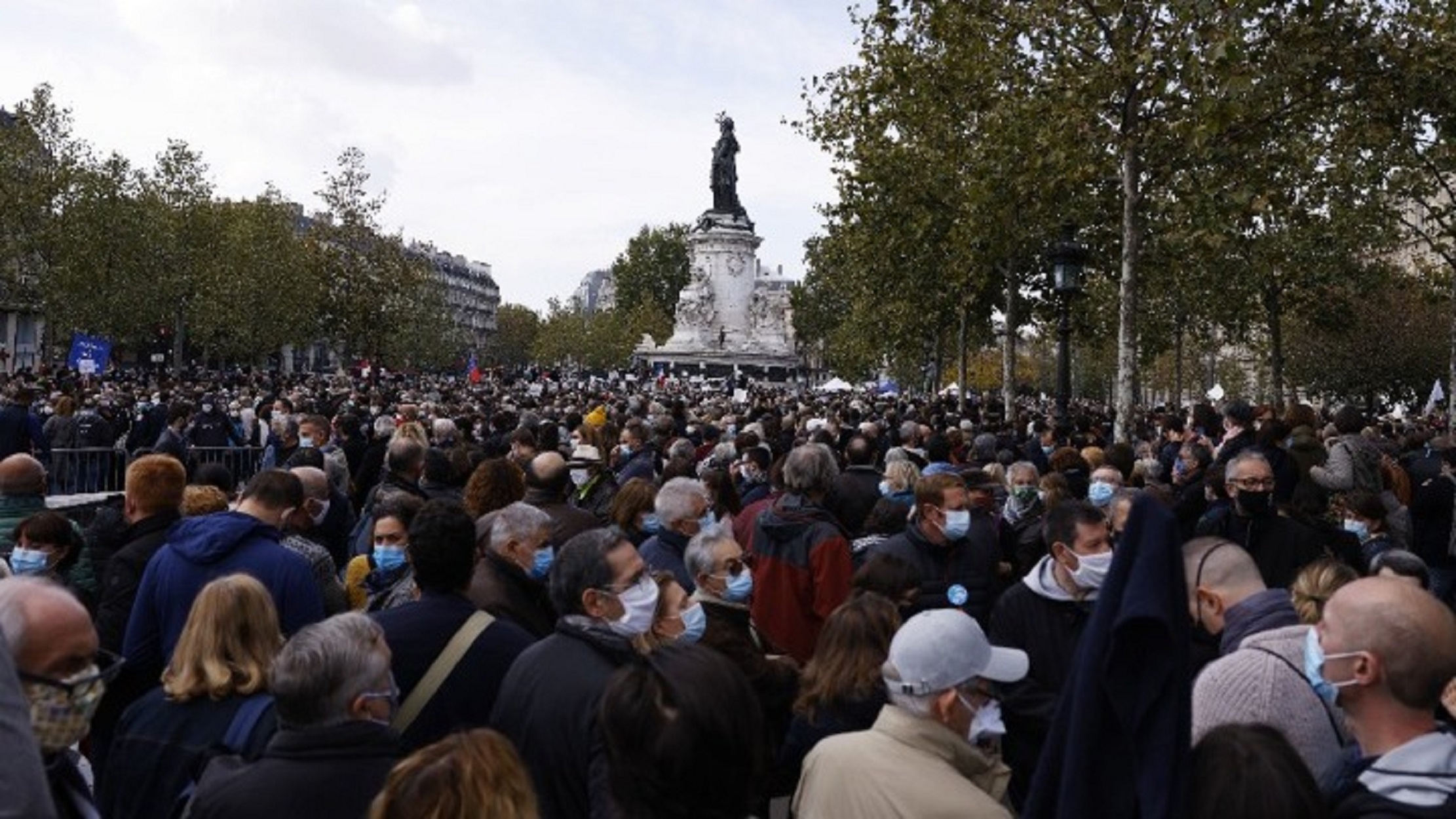 Σαμιέλ Πατί: Χιλιάδες πολίτες αποτίουν φόρο τιμής στην μνήμη του