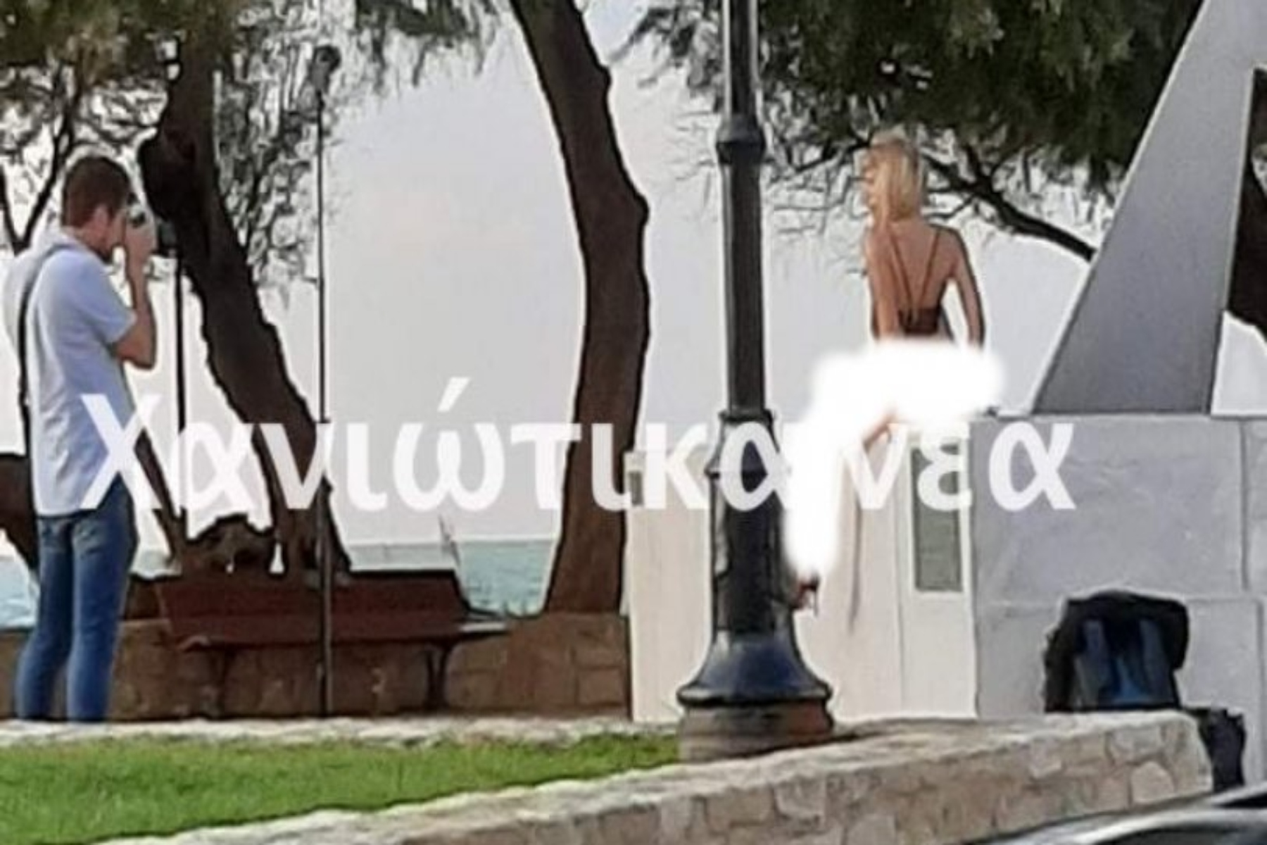 Σάλος στα Χανιά με γυμνή φωτογράφιση σε μνημείο μέρα μεσημέρι