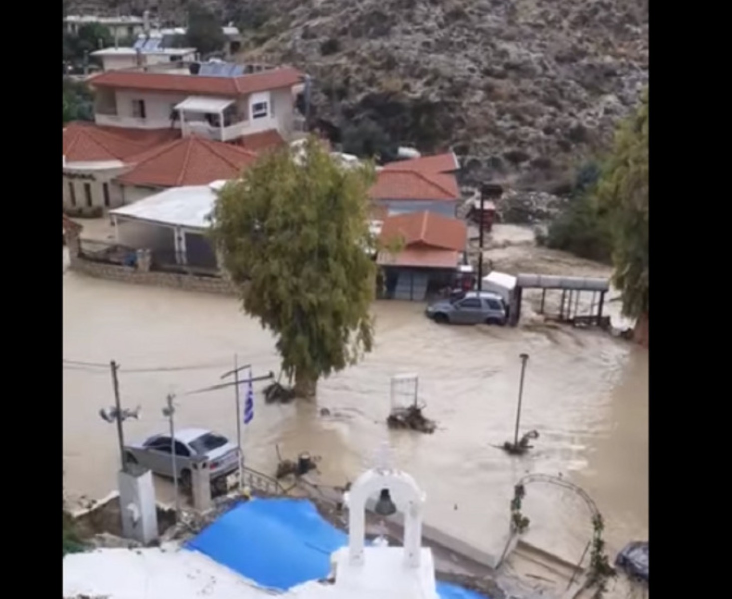 Ηράκλειο πλημμύρες: Η Πυροσβεστική απεγκλώβισε τέσσερις ανθρώπους – Βούλιαξε ο Καρτερός