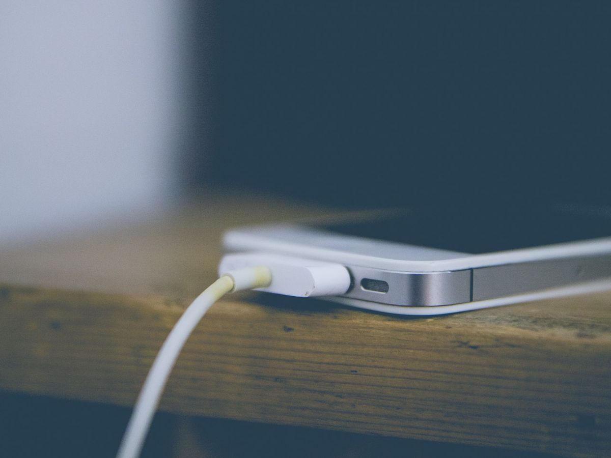 Τα μελλοντικά iPhone και MacBooks μπορεί να έχουν μπαταρία που κρατάει εβδομάδες