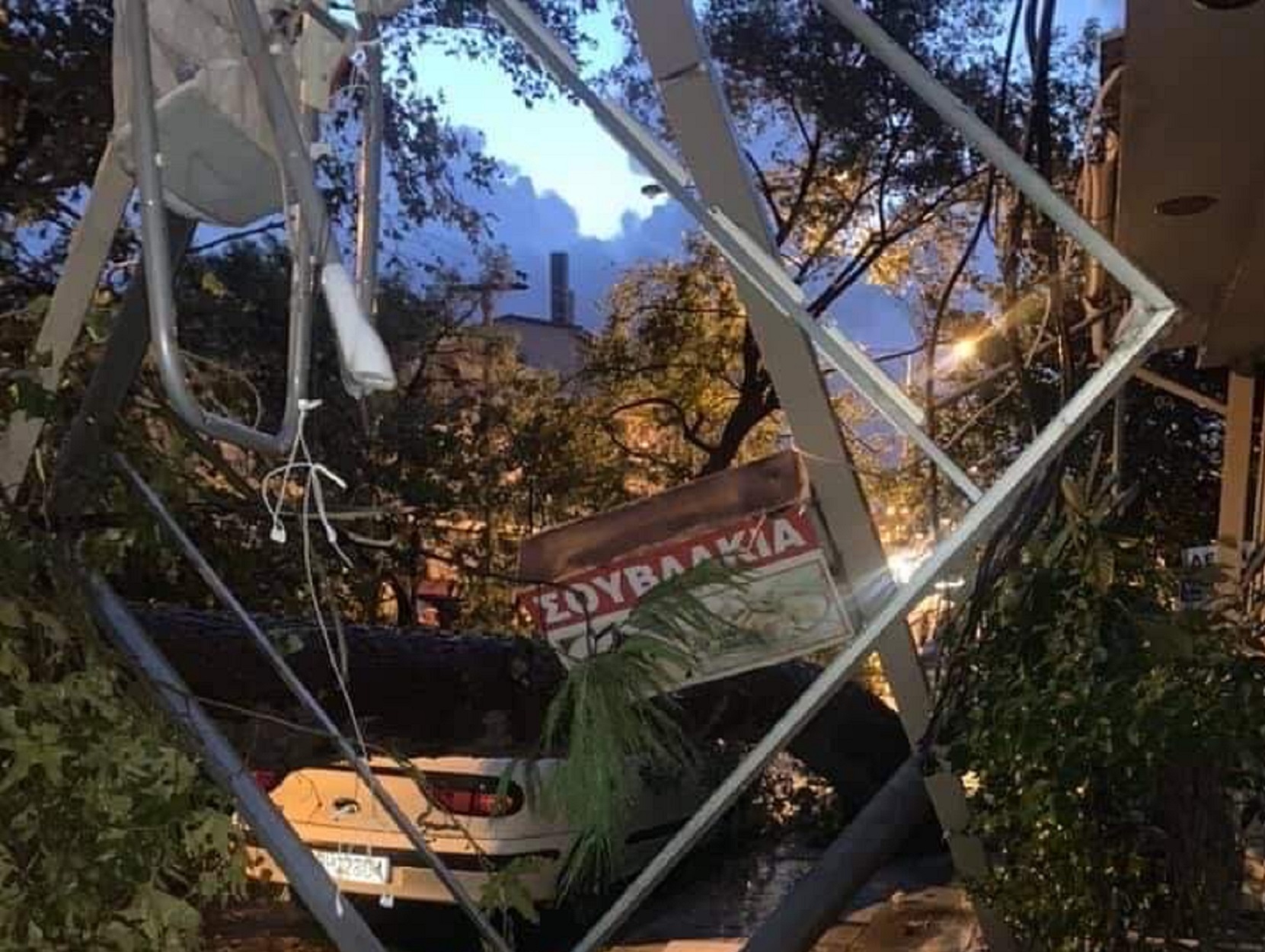 Καταστροφές από την κακοκαιρία στην Αττική – Χωρίς ρεύμα αρκετές περιοχές