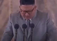 Κιμ Γιονγκ Ουν κορωνοϊός: Έβαλε τα κλάματα σε ομιλία του [vid]