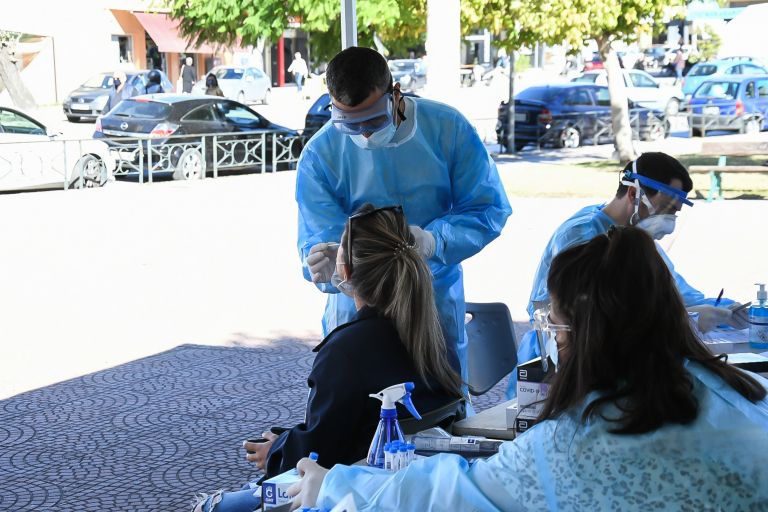 ΕΟΔΥ rapid test: Πού θα βρεθούν σήμερα και αύριο τα κινητά κλιμάκια του οργανισμού
