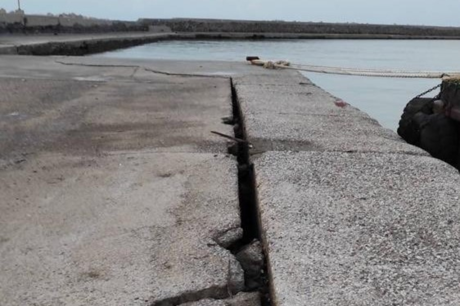 Σεισμός στη Σάμο: Οι πρώτες εικόνες από τις ζημιές στο λιμάνι στο Βαθύ