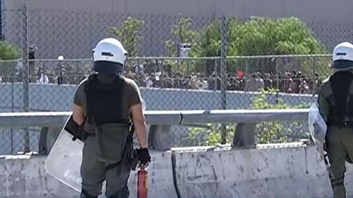 Επεισόδια στο Υπουργείο Παιδείας: Ένταση και Χημικά  – Τι ζητούν μαθητές, εκπαιδευτικοί και γονείς
