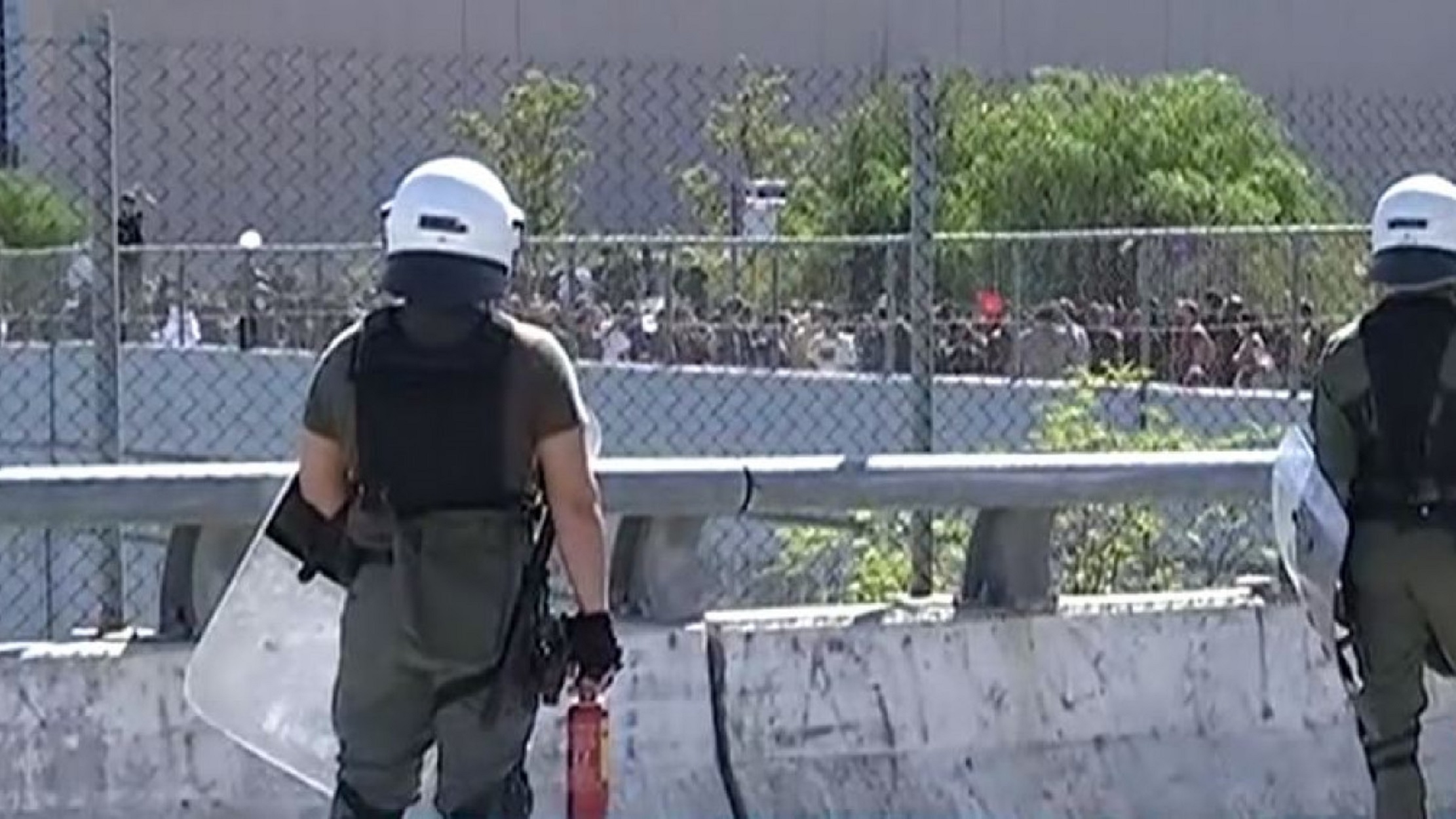 Επεισόδια στο Υπουργείο Παιδείας: Ένταση και Χημικά  – Τι ζητούν μαθητές, εκπαιδευτικοί και γονείς
