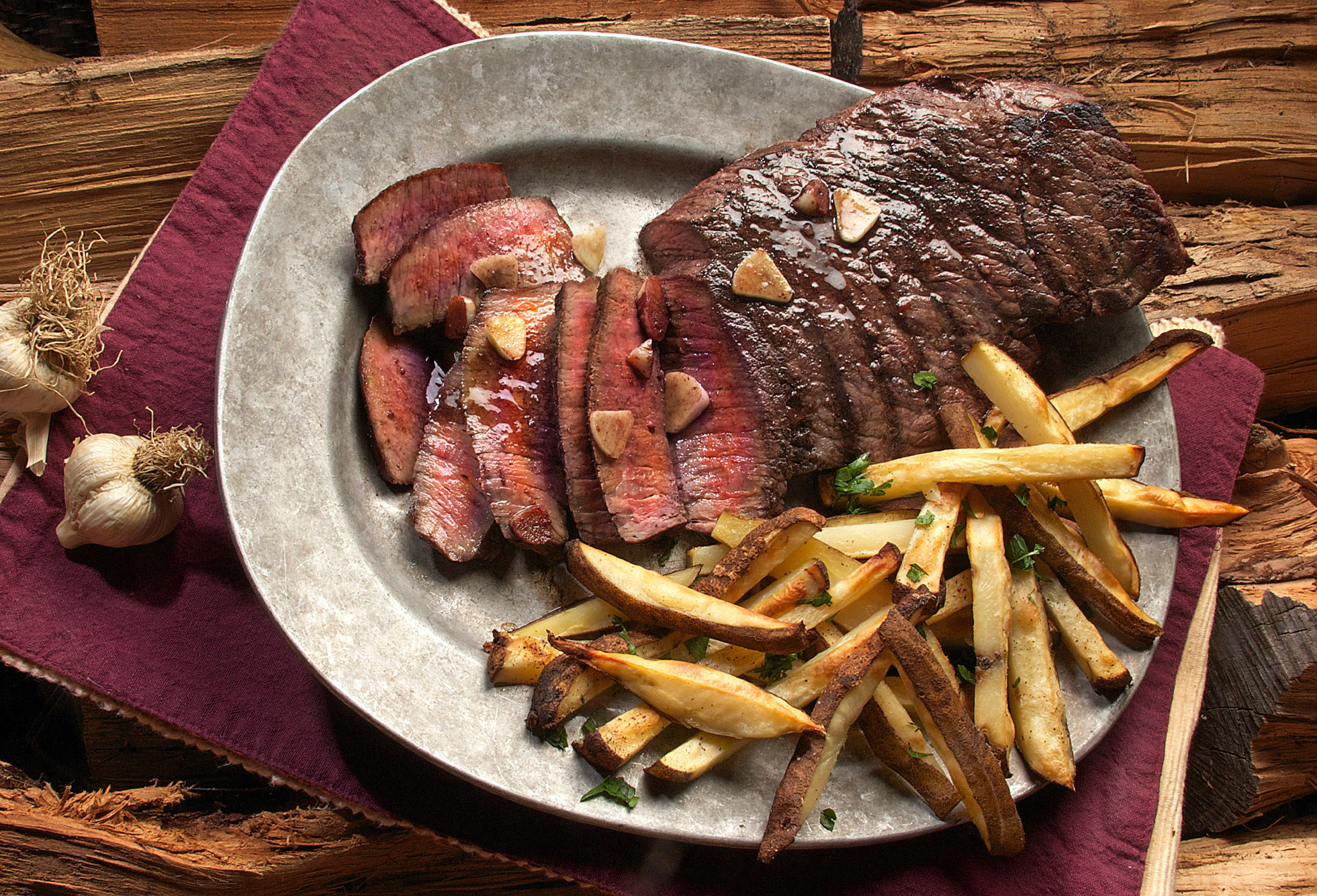 Μπριζόλα Texas style: Το υπέροχο steak στο barbeque που μαγειρεύει ο Μάθιου ΜακΚόναχι