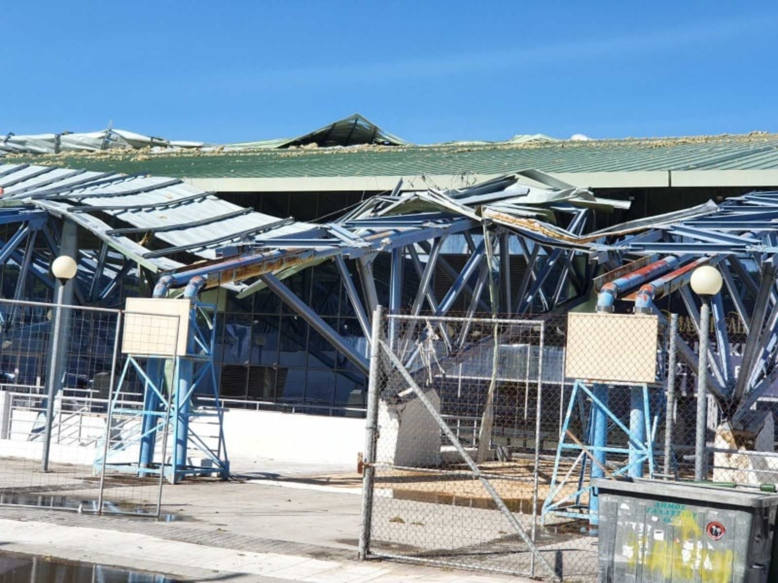 Καταστροφές ΠΑΛΑΙ: Η κακοκαιρία σήκωσε τη στέγη του Ολυμπιακού  Γυμναστηρίου Γαλατσίου