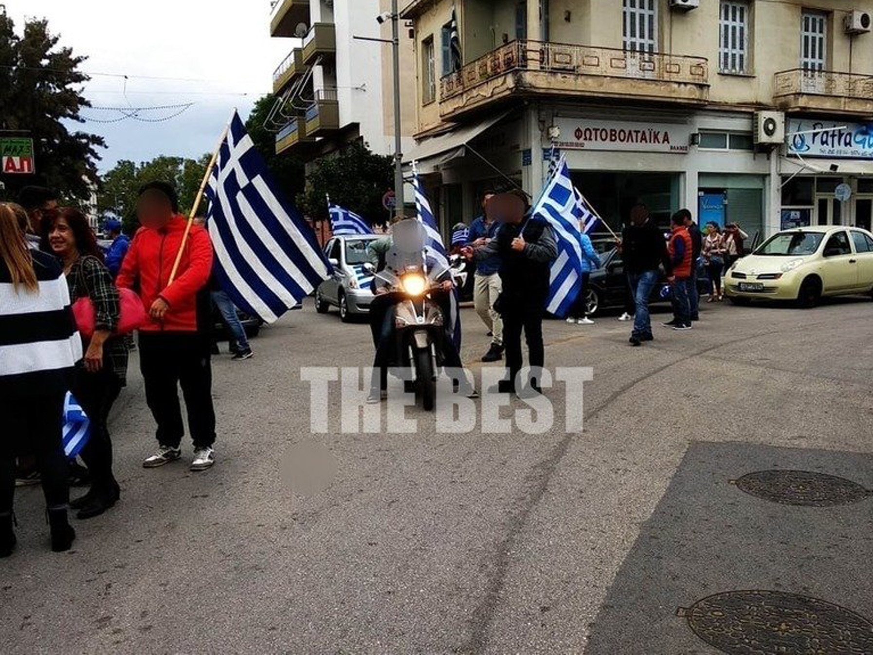Παρέλαση 28 Οκτωβρίου Πάτρα: Tα έβαλαν με τους αστυνομικούς προκειμένου να παρελάσουν [pic+vid]