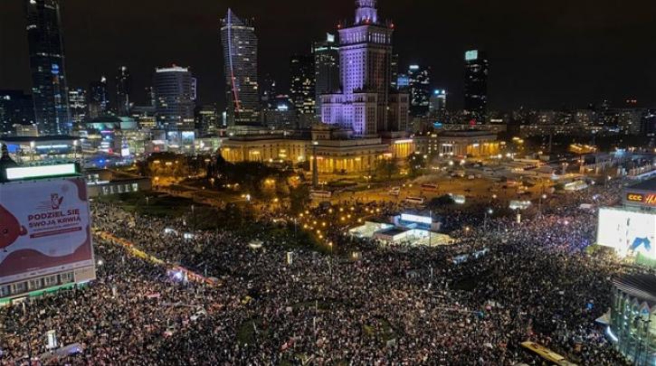 Πολωνία διαδηλώσεις: Δεκάδες χιλιάδες κατεβαίνουν στον δρόμο ενάντια στην απαγόρευση των εκτρώσεων