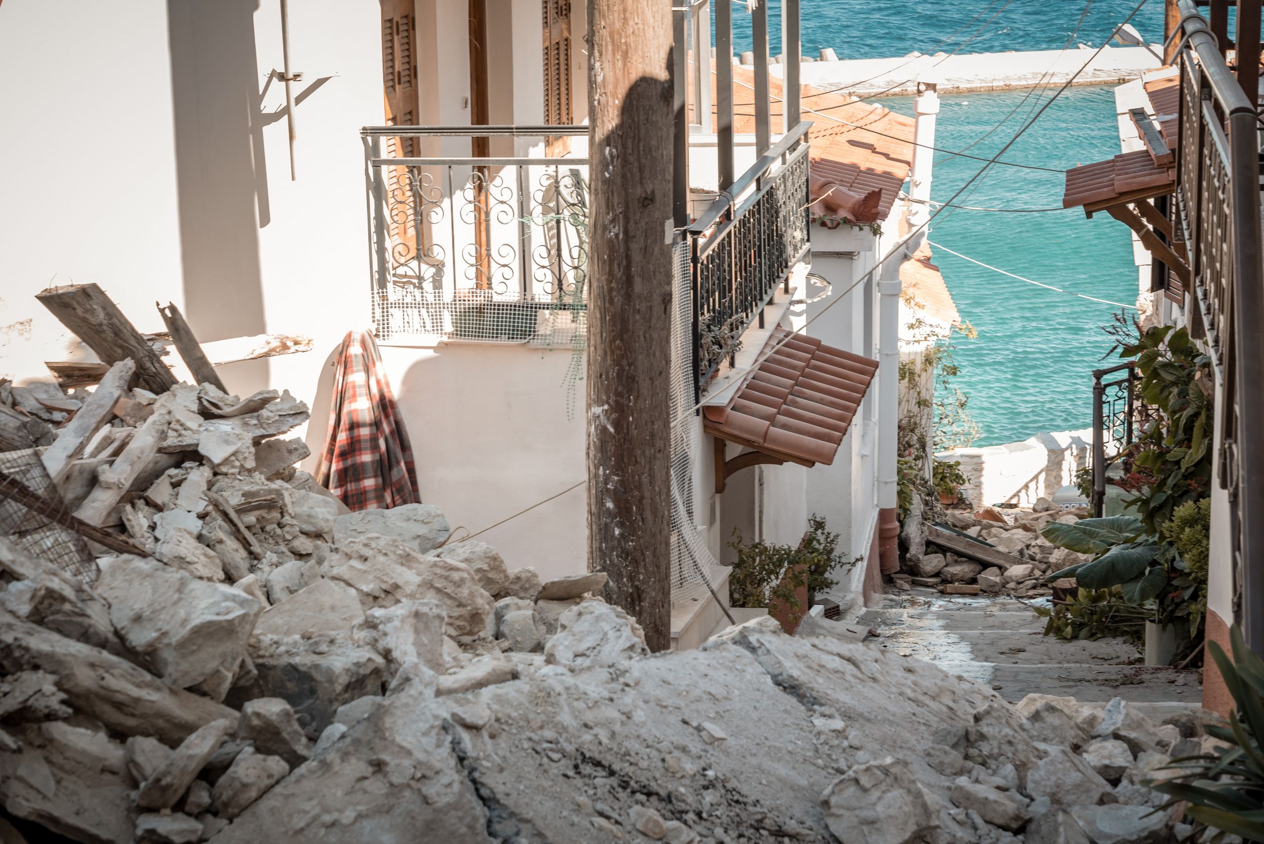 Σεισμός στη Σάμο: Κοντέινερ και σκηνές στους κατοίκους