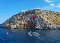 Ίμια: Ύψωσαν τεράστια τουρκική σημαία απέναντι από τις ελληνικές ακατοίκητες νησίδες [vid]