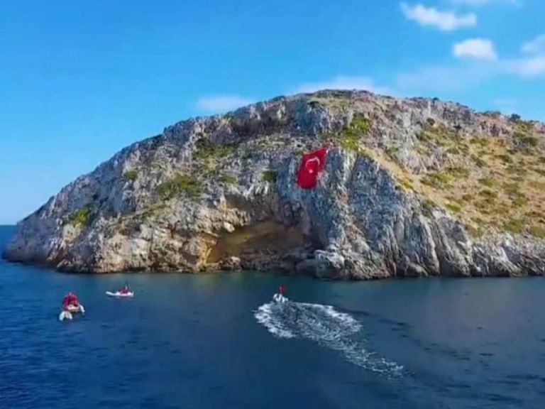 Ίμια: Ύψωσαν τεράστια τουρκική σημαία απέναντι από τις ελληνικές ακατοίκητες νησίδες [vid]