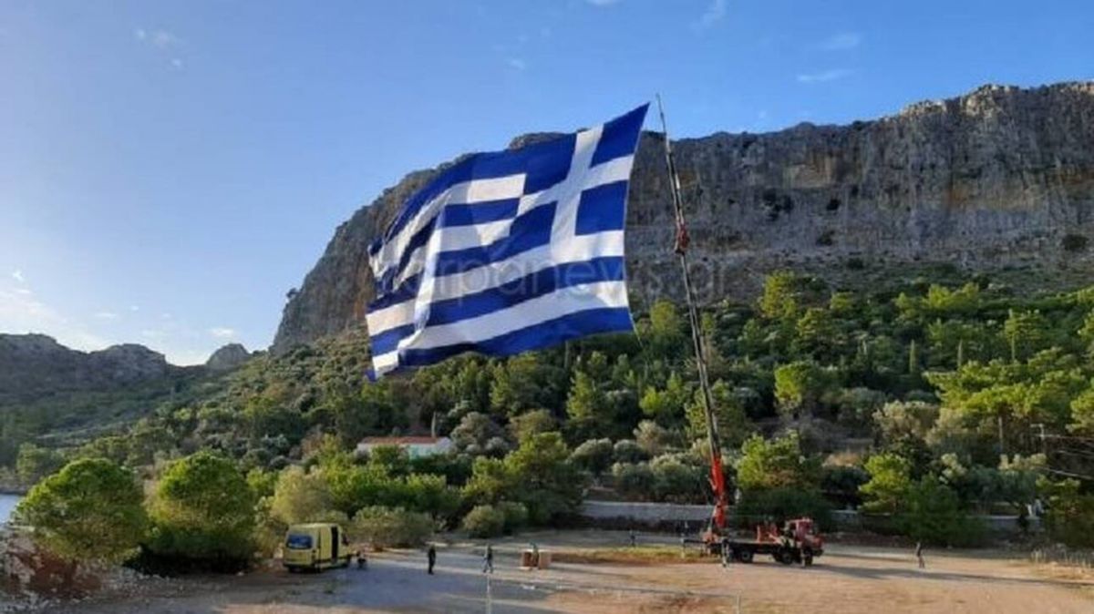 28η Οκτωβρίου Καστελόριζο: Υψώθηκε η μεγαλύτερη ελληνική σημαία του κόσμου