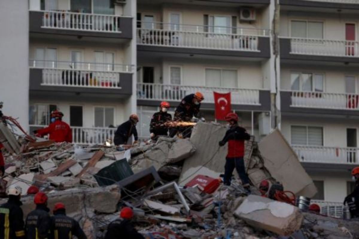 Σεισμός Σμύρνη: Τουλάχιστον 42 οι νεκροί – Φτάνουν τους 900 οι τραυματίες