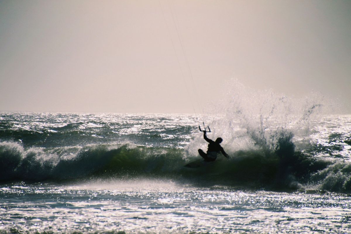 Ρόδος kitesurfers:Τραγωδία με δύο νεκρούς – Τους παρέσυραν οι άνεμοι στα βράχια