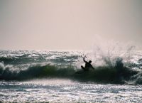 Ρόδος kitesurfers:Τραγωδία με δύο νεκρούς – Τους παρέσυραν οι άνεμοι στα βράχια