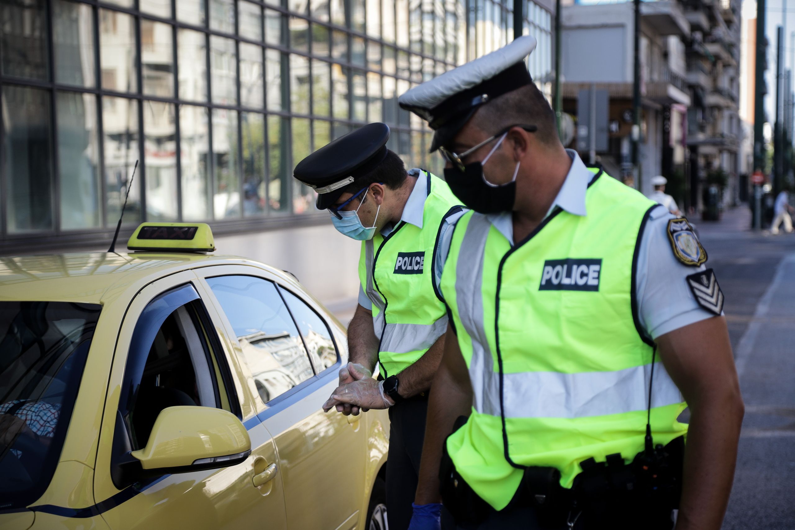 Χαρδαλιάς νέα μέτρα: Πόσα άτομα επιτρέπονται σε αυτοκίνητα και ταξί με τα νέα μέτρα