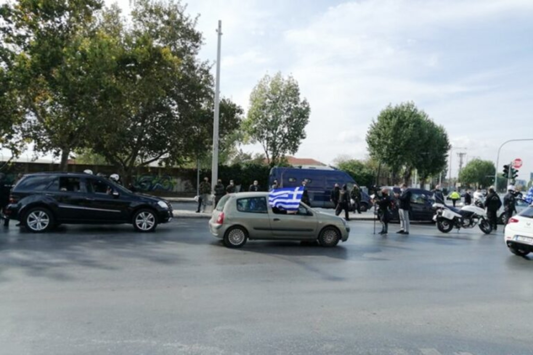 Θεσσαλονίκη επεισόδια: Προσπάθησαν να κάνουν παρέλαση – Τραυματίστηκε αστυνομικός