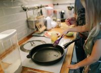 Πώς να τηγανίσω χωρίς λάδι ή βούτυρο