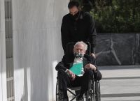 Σε αναπηρικό καροτσάκι ο Άκης Τσοχατζόπουλος Σε αναπηρικό καροτσάκι ο Άκης Τσοχατζόπουλος